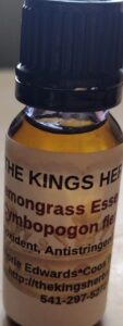 A bottle of yellow liquid with the words " the kings heir " written on it.